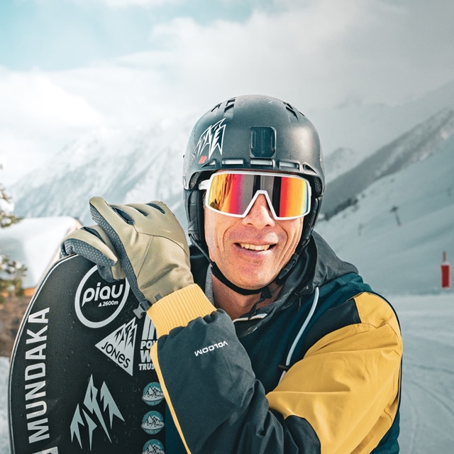 🌨️🏂 Winter Vibes are Here! 🏂🌨️ Kicking off the winter season with our awesome rider @inpowwetrust ! 🏔️❄️ Captured beautifully by the talents @paradis_pyreneen this shot embodies the spirit of adventure and the thrill of the mountains. 📸🏞️ Whether you're hitting the slopes or enjoying the snowy scenery, make sure to stay stylish and protected with @mundakaoptic . 🕶️🌟 #mundakaoptic #winteradventure #snowlife #mountainvibes #ridewithus #inpowwetrust #photography